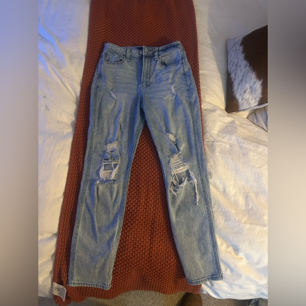 Hollister Ultra High-Rise Mom Jeans